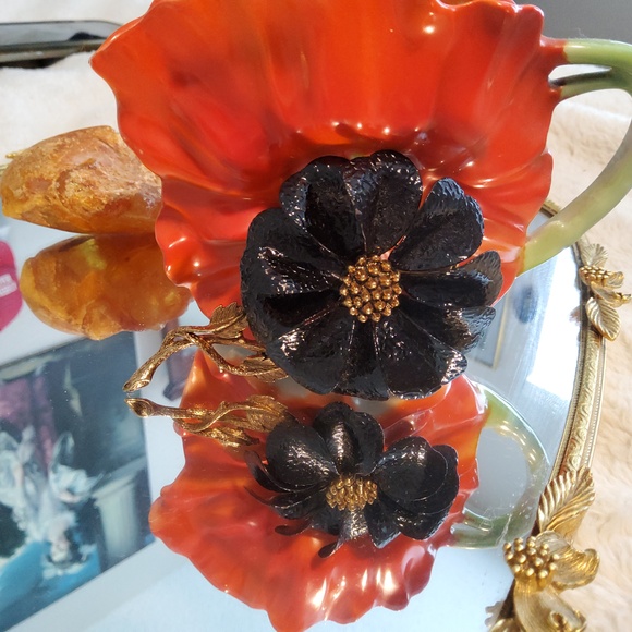 Vintage Hedy flower pin - Picture 2 of 4